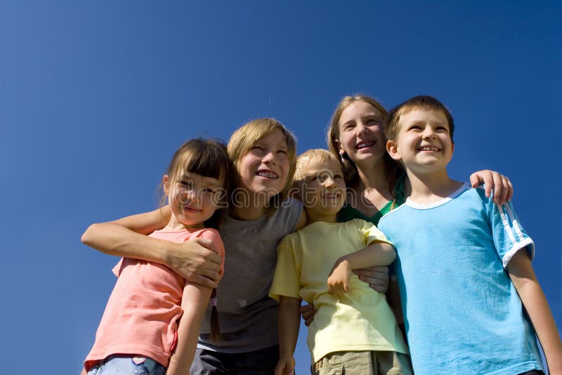 Familie auf Himmel lizenzfreies stockfoto Familie auf Himmel lizenzfreies stockfoto