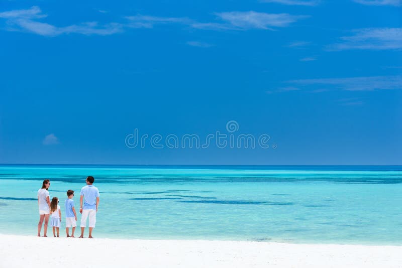 Familie auf Sommerstrandferien stockfoto Familie auf Sommerstrandferien stockfoto