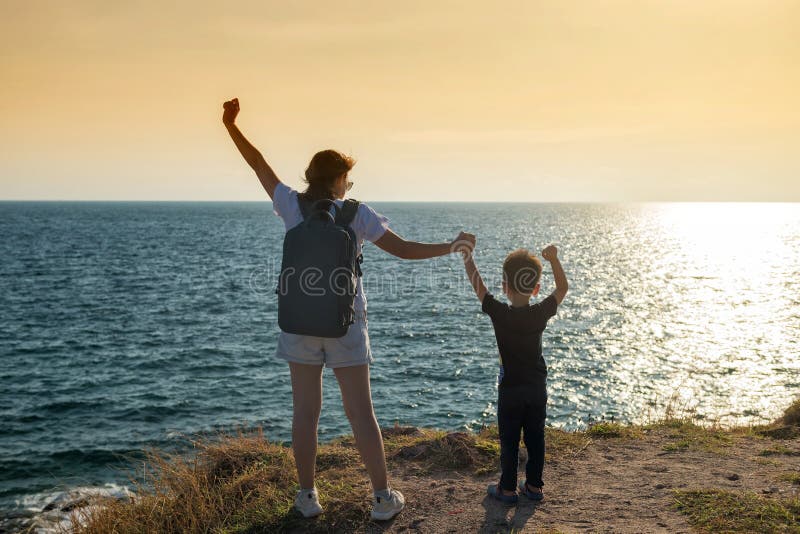 Familie bij heuvelpiek om zonsondergang te zien royalty-vrije stock afbeeldingen Familie bij heuvelpiek om zonsondergang te zien royalty-vrije stock afbeeldingen