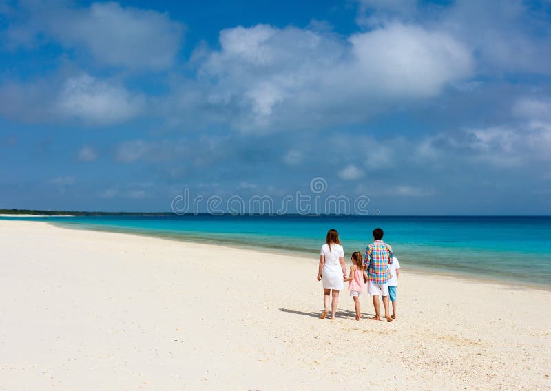 Familie bij strand royalty-vrije stock foto's Familie bij strand royalty-vrije stock foto's