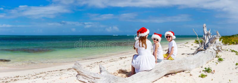 Familie bij strand op Kerstmis royalty-vrije stock afbeeldingen Familie bij strand op Kerstmis royalty-vrije stock afbeeldingen