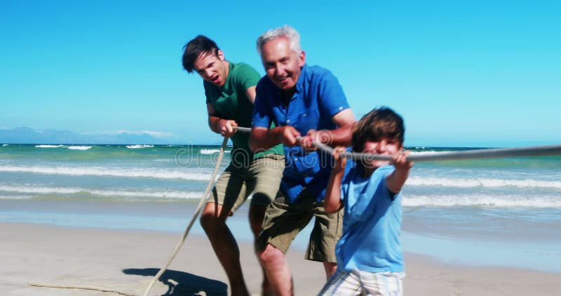 Familie care se joacă de-a războiul pe plajă stock footage