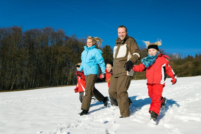 Familie in de sneeuw bij een heuvel royalty-vrije stock fotografie Familie in de sneeuw bij een heuvel royalty-vrije stock fotografie