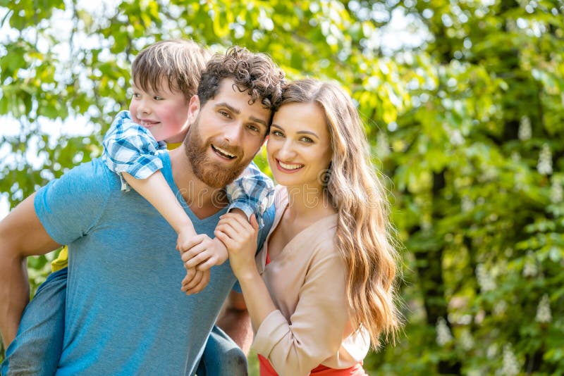 Familie der Mutter, des Vaters und des Sohns in der spielerischen Stimmung lizenzfreie stockfotos