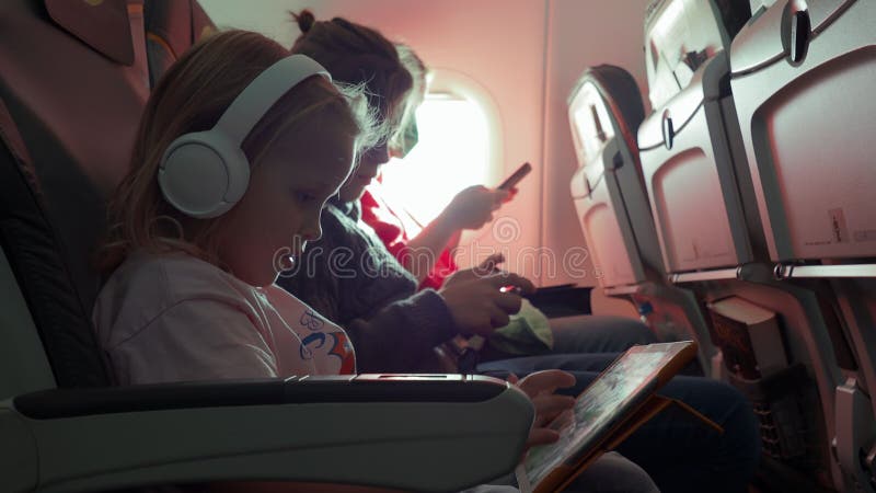 Familie Der Mutter Und Zwei Kinder Mit Gadgets Im Flugzeug Stock Footage -  Video von gerät, kind: 250362306