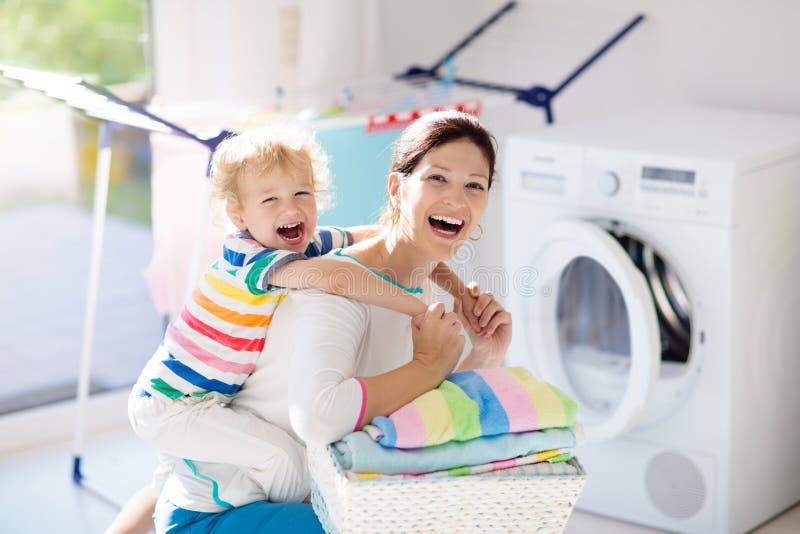Familie in der Waschk? che mit Waschmaschine lizenzfreie stockfotografie