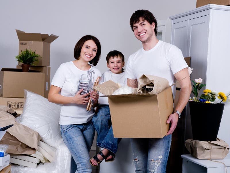 Familie, die auf die neue Ebene sich bewegt Familie, die auf die neue Ebene sich bewegt