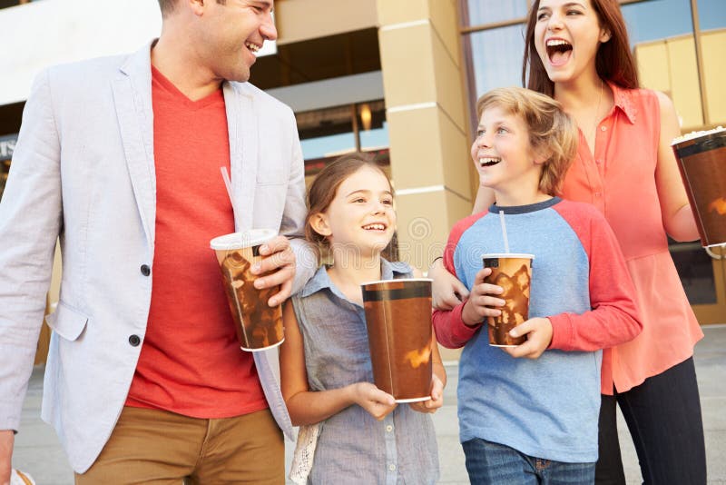 Familie die buiten Bioskoop zich verenigen stock afbeeldingen Familie die buiten Bioskoop zich verenigen stock afbeeldingen