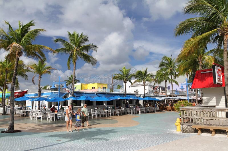 Familie die buiten in Times Square, Fort Myers, Florida lopen royalty-vrije stock afbeelding Familie die buiten in Times Square, Fort Myers, Florida lopen royalty-vrije stock afbeelding