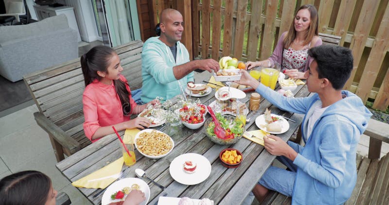 Familie, die das Frühstück im Freien isst