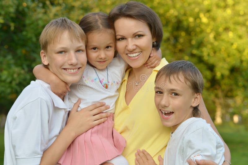 Familie die in de zomerpark rusten royalty-vrije stock afbeeldingen Familie die in de zomerpark rusten royalty-vrije stock afbeeldingen