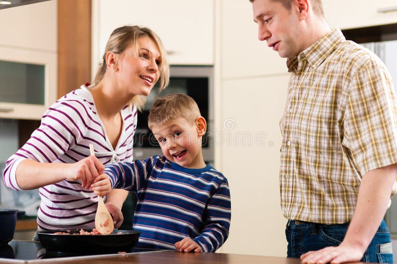 Familie, die in der Küche kocht stockfotos Familie, die in der Küche kocht stockfotos