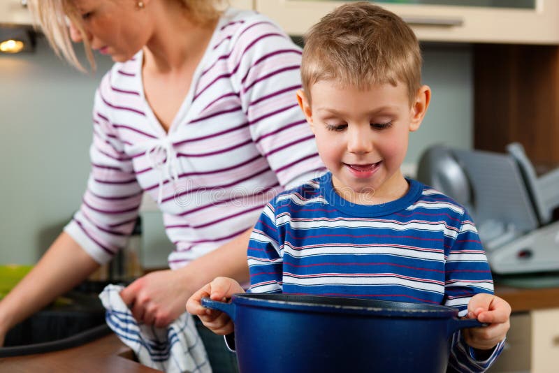 Familie, die in der Küche kocht stockbilder Familie, die in der Küche kocht stockbilder