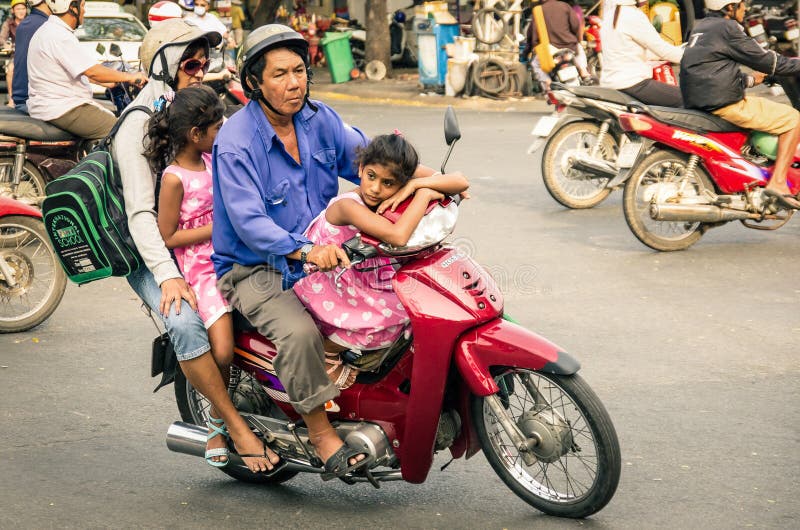 Familie, Die Einen Roller in Ho Chi Minh- - Vietnam-trasportation Fährt  Redaktionelles Bild - Bild von bunt, familie: 46811880