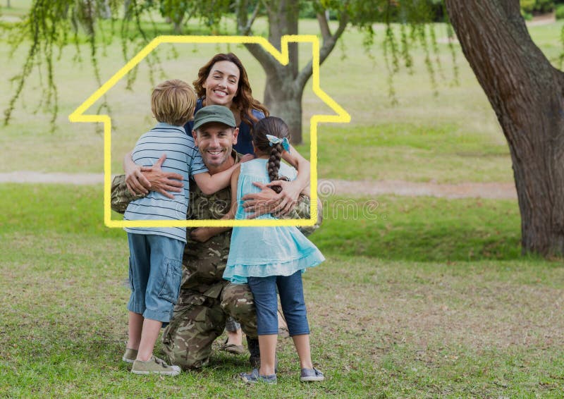 Familie die elkaar in het park koesteren tegen huisoverzicht op achtergrond royalty-vrije stock foto Familie die elkaar in het park koesteren tegen huisoverzicht op achtergrond royalty-vrije stock foto