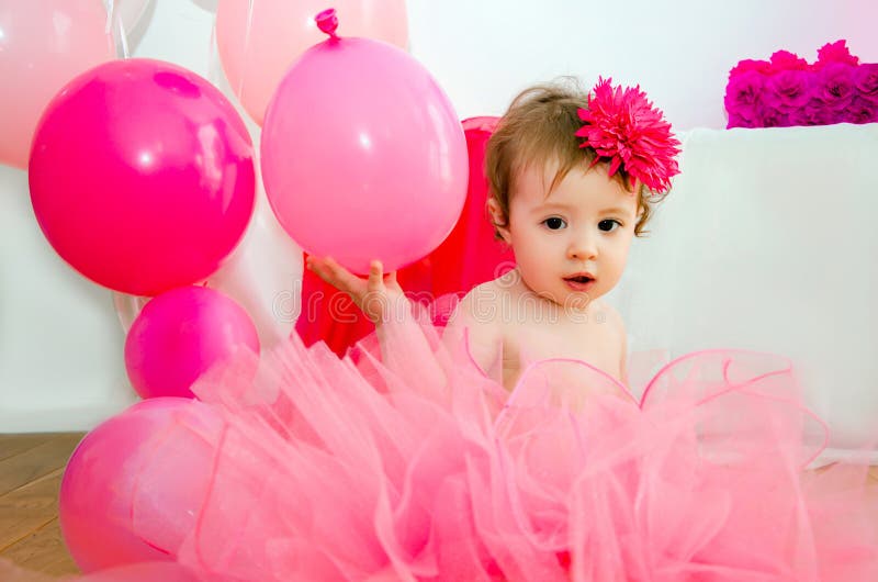 Familie, die ersten Geburtstag der Babytochter feiert lizenzfreie stockfotos Familie, die ersten Geburtstag der Babytochter feiert lizenzfreie stockfotos