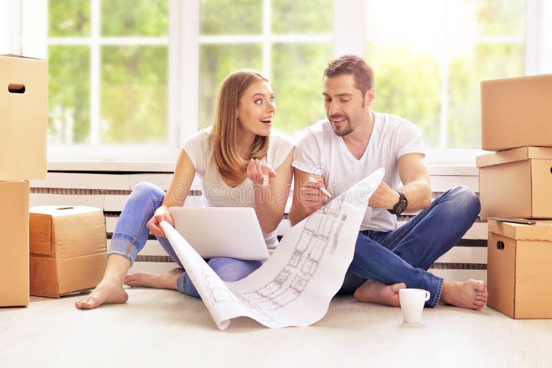 Familie, die in ihr neues Haus sich bewegt stockfotografie Familie, die in ihr neues Haus sich bewegt stockfotografie