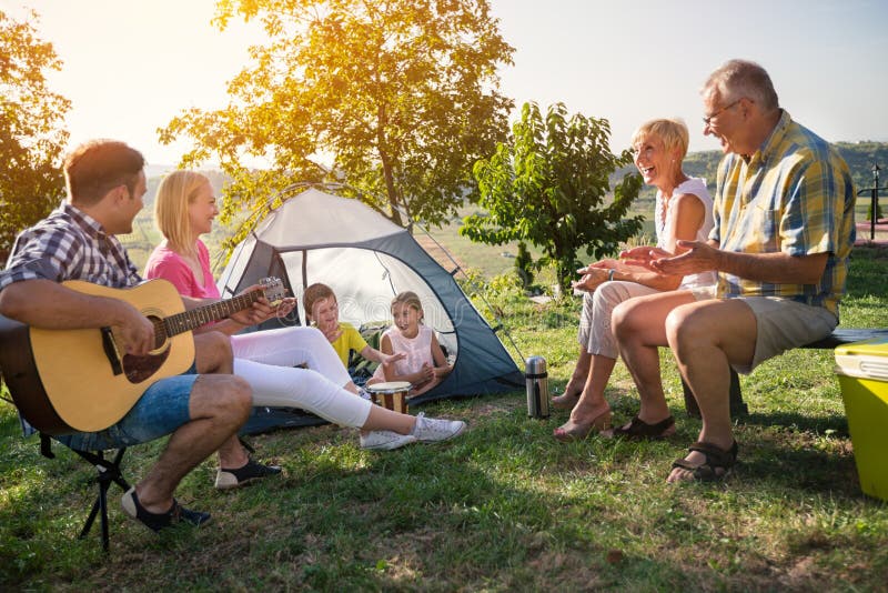 Familie, die im Park kampiert lizenzfreie stockfotos Familie, die im Park kampiert lizenzfreie stockfotos