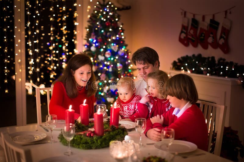 Familie die Kerstmisdiner hebben op brandplaats royalty-vrije stock foto Familie die Kerstmisdiner hebben op brandplaats royalty-vrije stock foto