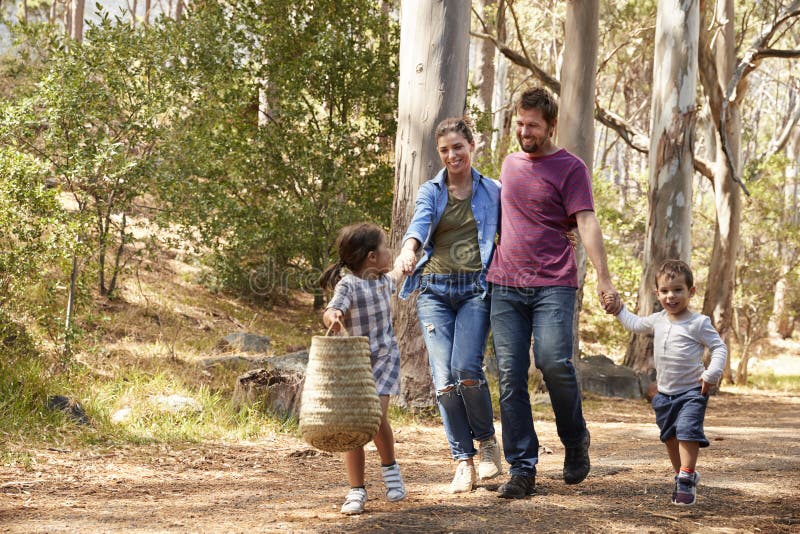 Familie die langs Weg door Forest Together lopen stock afbeeldingen Familie die langs Weg door Forest Together lopen stock afbeeldingen