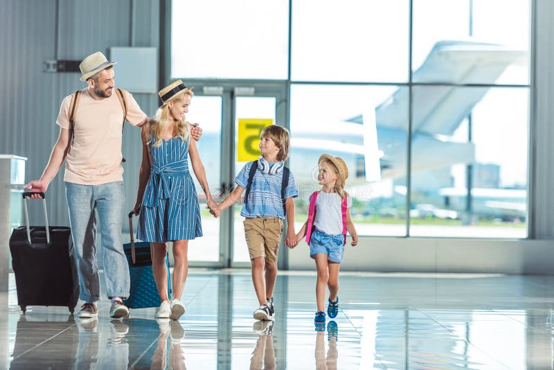 Familie die in luchthaven lopen stock foto Familie die in luchthaven lopen stock foto