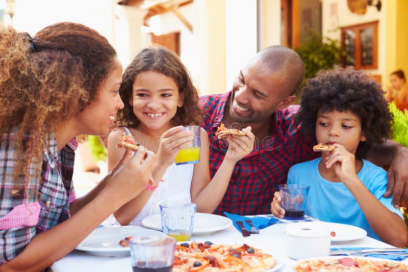Familie die Maaltijd samen eten bij Openluchtrestaurant royalty-vrije stock foto Familie die Maaltijd samen eten bij Openluchtrestaurant royalty-vrije stock foto