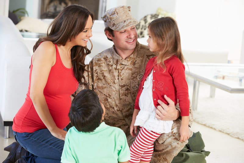 Familie die Militaire Vader Home On Leave begroeten royalty-vrije stock afbeelding Familie die Militaire Vader Home On Leave begroeten royalty-vrije stock afbeelding