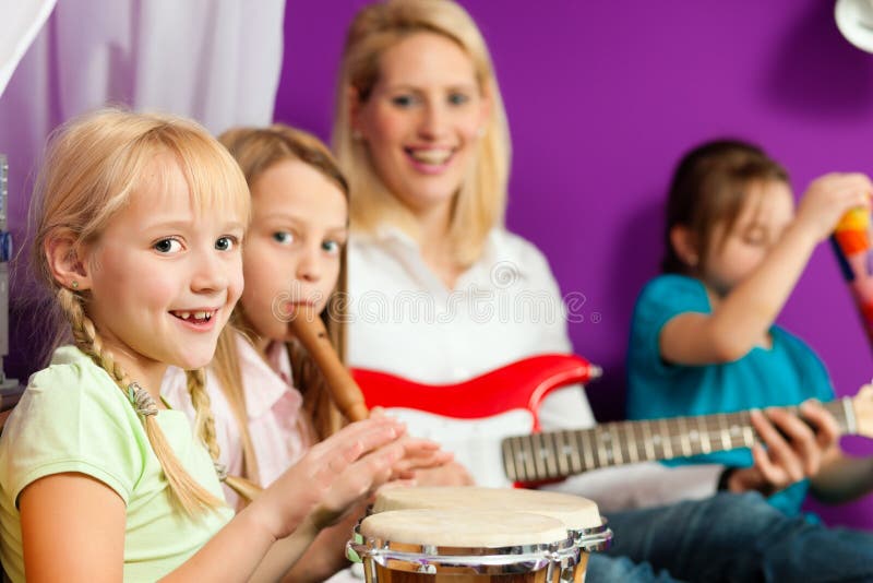 Familie, die Musik bildet lizenzfreie stockfotografie Familie, die Musik bildet lizenzfreie stockfotografie