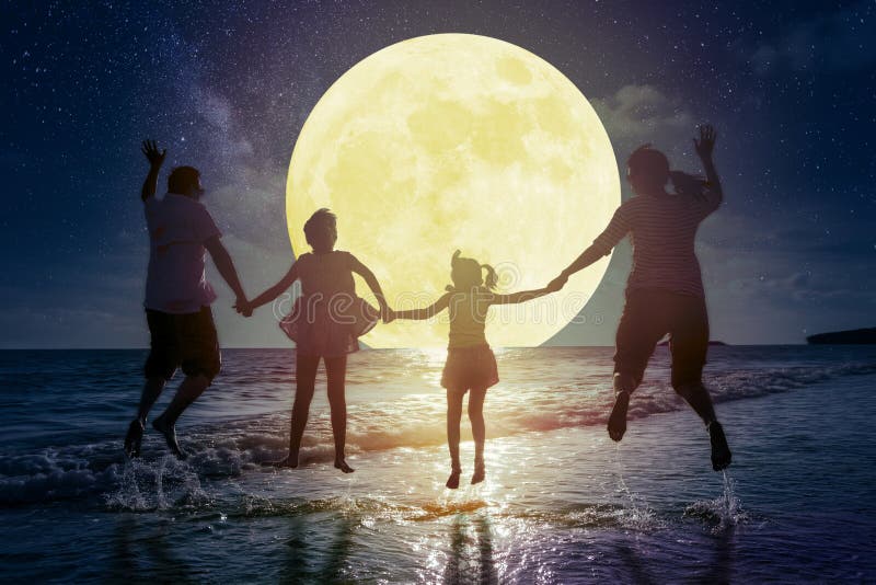 Familie die op het strand springt en naar de maan kijkt Celebrate Mid herfstfestival concept stock afbeeldingen Familie die op het strand springt en naar de maan kijkt Celebrate Mid herfstfestival concept stock afbeeldingen