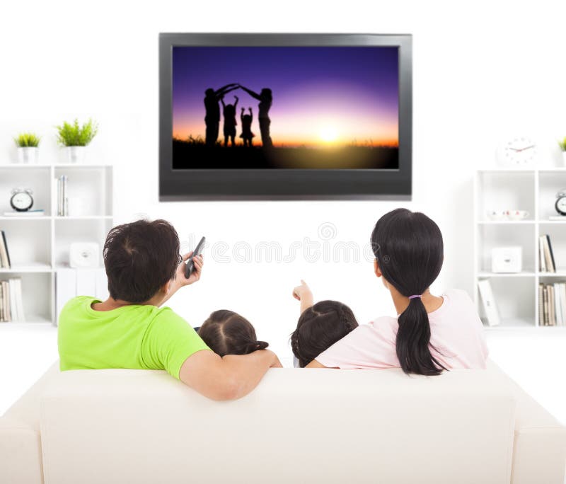 Familie die op TV letten