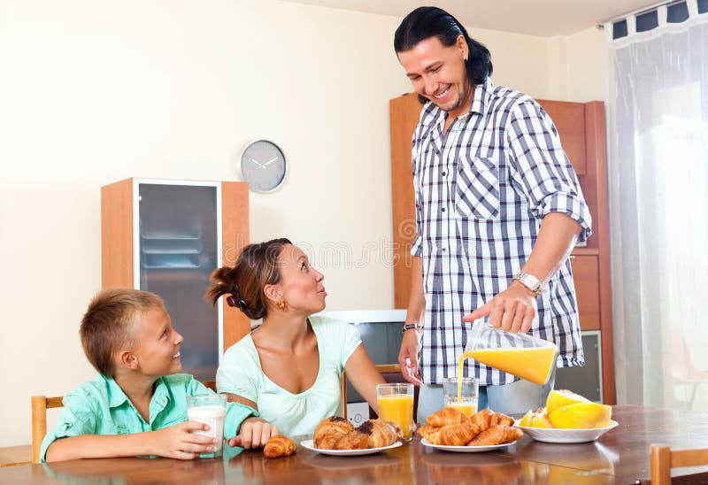 Familie die over ontbijt thuis spreken