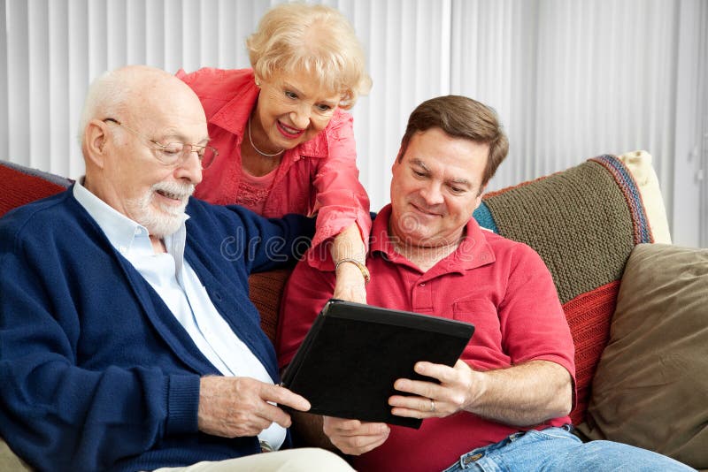 Familie die PC van de Tablet met behulp van royalty-vrije stock foto Familie die PC van de Tablet met behulp van royalty-vrije stock foto