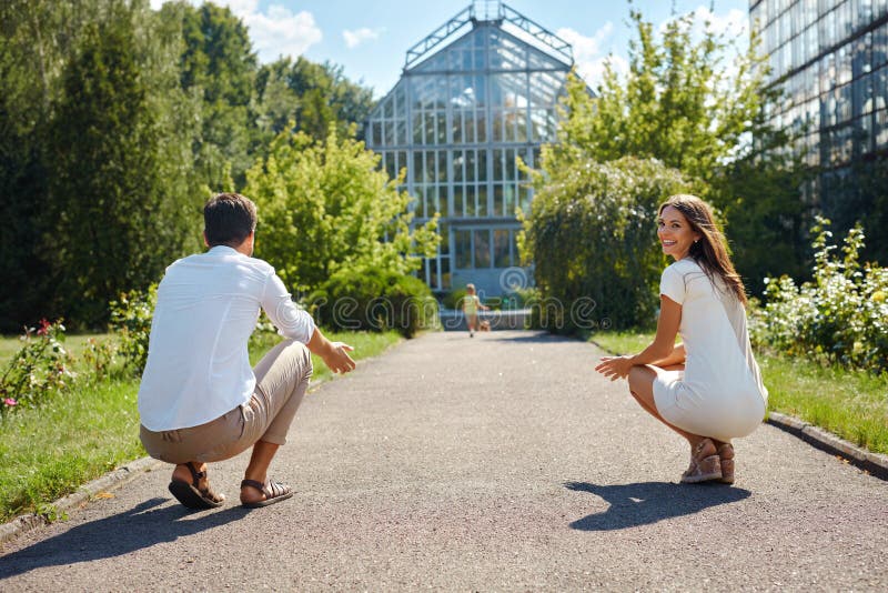 Familie die Pret hebben Openlucht Gelukkige Jonge Ouders, Kinderen het Spelen royalty-vrije stock afbeeldingen Familie die Pret hebben Openlucht Gelukkige Jonge Ouders, Kinderen het Spelen royalty-vrije stock afbeeldingen