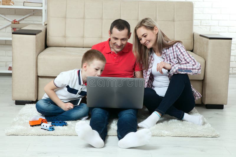Familie die pret het chating op Internet met laptop hebben Familie die hebben stock foto Familie die pret het chating op Internet met laptop hebben Familie die hebben stock foto
