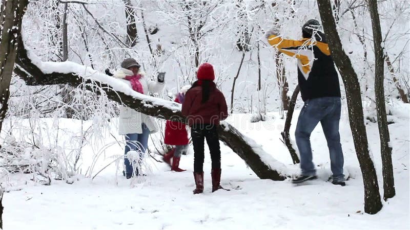 Familie, die Schneeball-Kampf hat