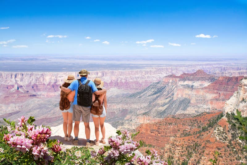 Familie, die sich im Urlaub den schönen Bergblick wandert Reise entspannt und genießt stockbild Familie, die sich im Urlaub den schönen Bergblick wandert Reise entspannt und genießt stockbild