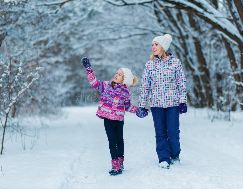Familie, die Spaß hat, auf Weg des verschneiten Winters in der Natur spielt und lacht stockbilder Familie, die Spaß hat, auf Weg des verschneiten Winters in der Natur spielt und lacht stockbilder