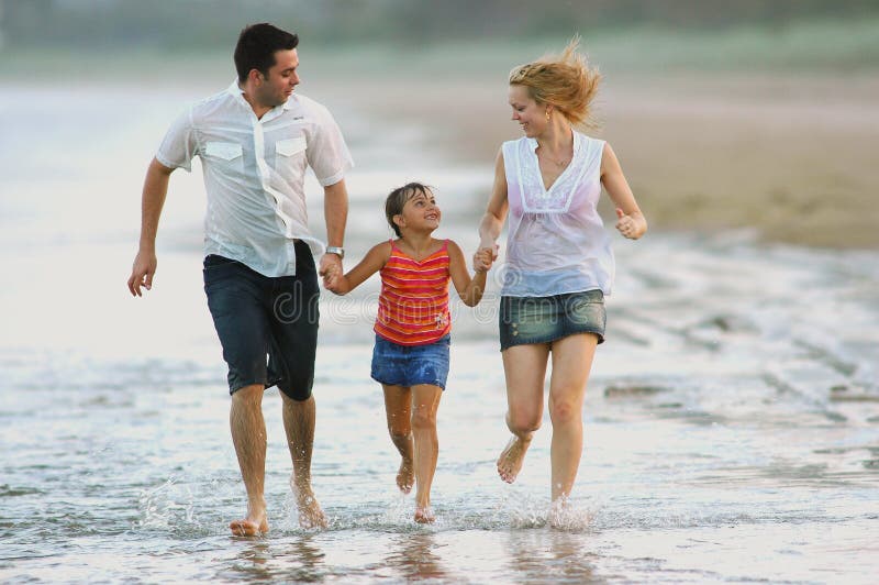 Familie die strand van levensstijl geniet stock afbeeldingen Familie die strand van levensstijl geniet stock afbeeldingen