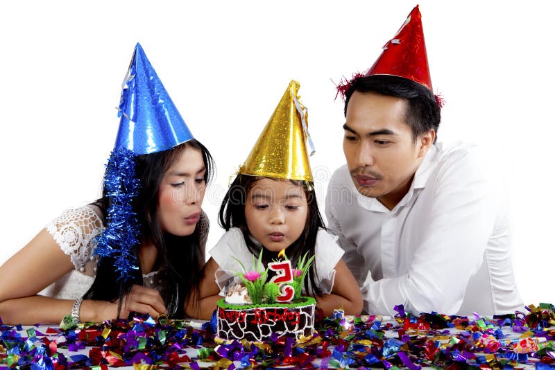 Familie die uit een kaars op de cake blazen royalty-vrije stock afbeelding Familie die uit een kaars op de cake blazen royalty-vrije stock afbeelding