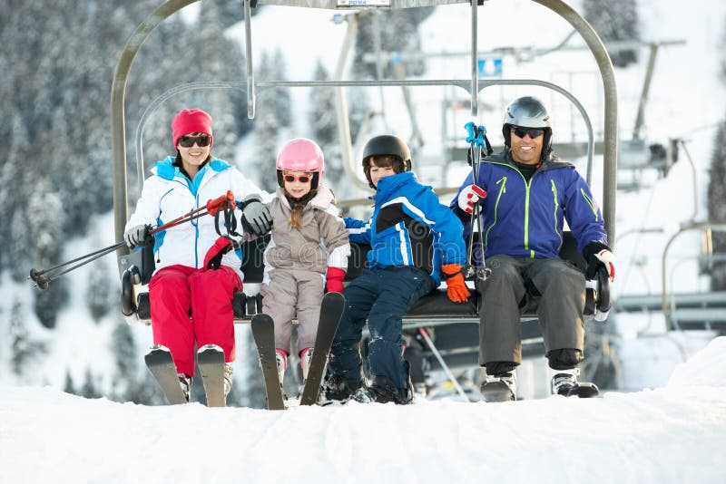 Familie die van de Lift van de Stoel op Vakantie krijgt royalty-vrije stock afbeeldingen Familie die van de Lift van de Stoel op Vakantie krijgt royalty-vrije stock afbeeldingen