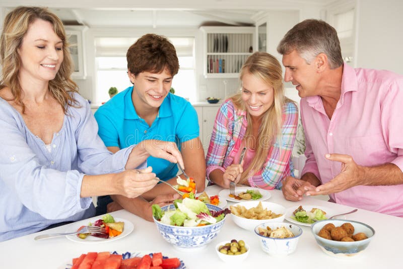 Familie die van maaltijd geniet stock foto Familie die van maaltijd geniet stock foto