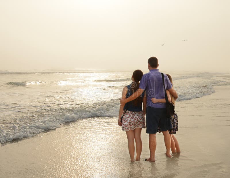 Familie die van tijd samen op mooi mistig strand genieten royalty-vrije stock afbeeldingen Familie die van tijd samen op mooi mistig strand genieten royalty-vrije stock afbeeldingen