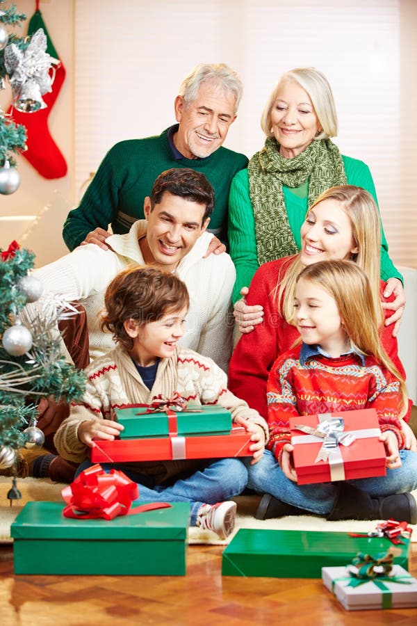 Familie Die Geschenke am Weihnachten Gibt Stockbild Bild von mamma familie 100045903