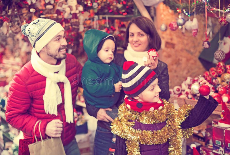 Familie, die Weihnachtsdekoration kauft lizenzfreie stockfotos Familie, die Weihnachtsdekoration kauft lizenzfreie stockfotos