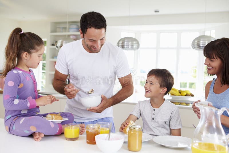 Familie, die zusammen Frühstück in der Küche isst stockbilder Familie, die zusammen Frühstück in der Küche isst stockbilder