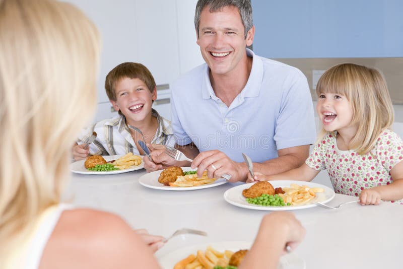Familie, die zusammen a-Mahlzeit, Mealtime isst lizenzfreies stockfoto Familie, die zusammen a-Mahlzeit, Mealtime isst lizenzfreies stockfoto