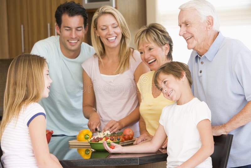 Familie, die zusammen Mahlzeit, Mealtime vorbereitet stockfoto Familie, die zusammen Mahlzeit, Mealtime vorbereitet stockfoto