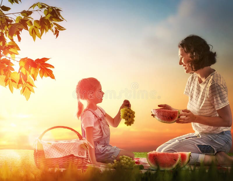 Familie, die zusammen picnicking ist stockbilder Familie, die zusammen picnicking ist stockbilder