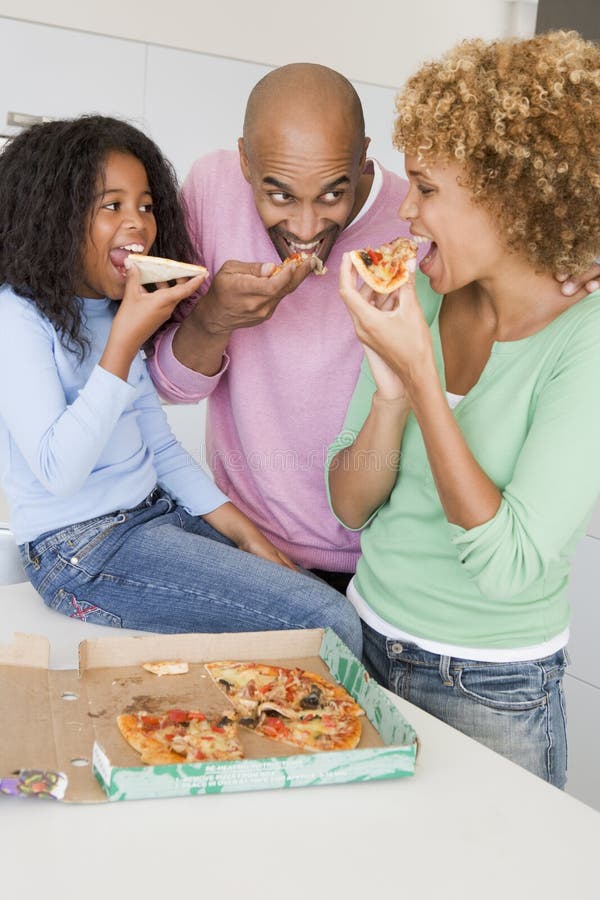 Familie, die zusammen Pizza isst lizenzfreies stockfoto Familie, die zusammen Pizza isst lizenzfreies stockfoto