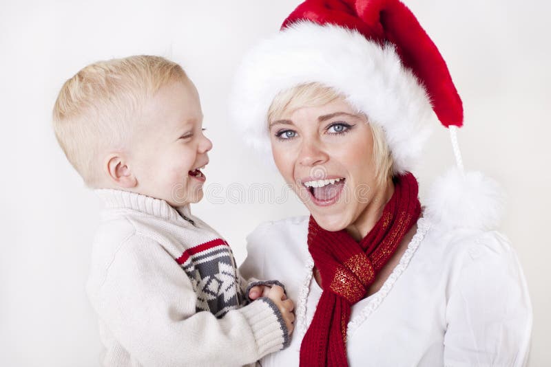 Familie, die zusammen Weihnachtsfreude erfährt stockbilder Familie, die zusammen Weihnachtsfreude erfährt stockbilder
